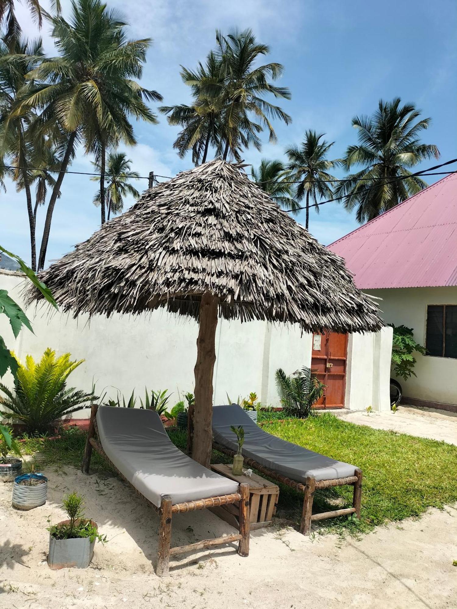 Mambo Leo Hostel Падже Экстерьер фото