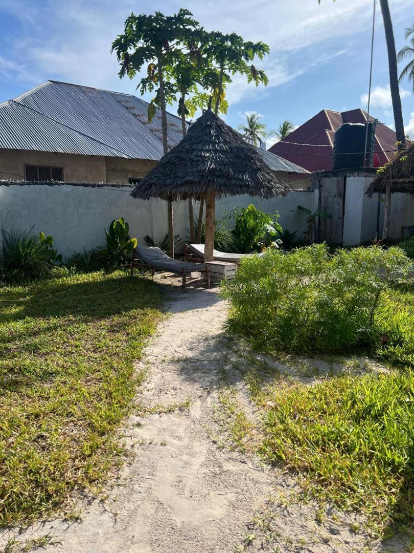 Mambo Leo Hostel Падже Экстерьер фото